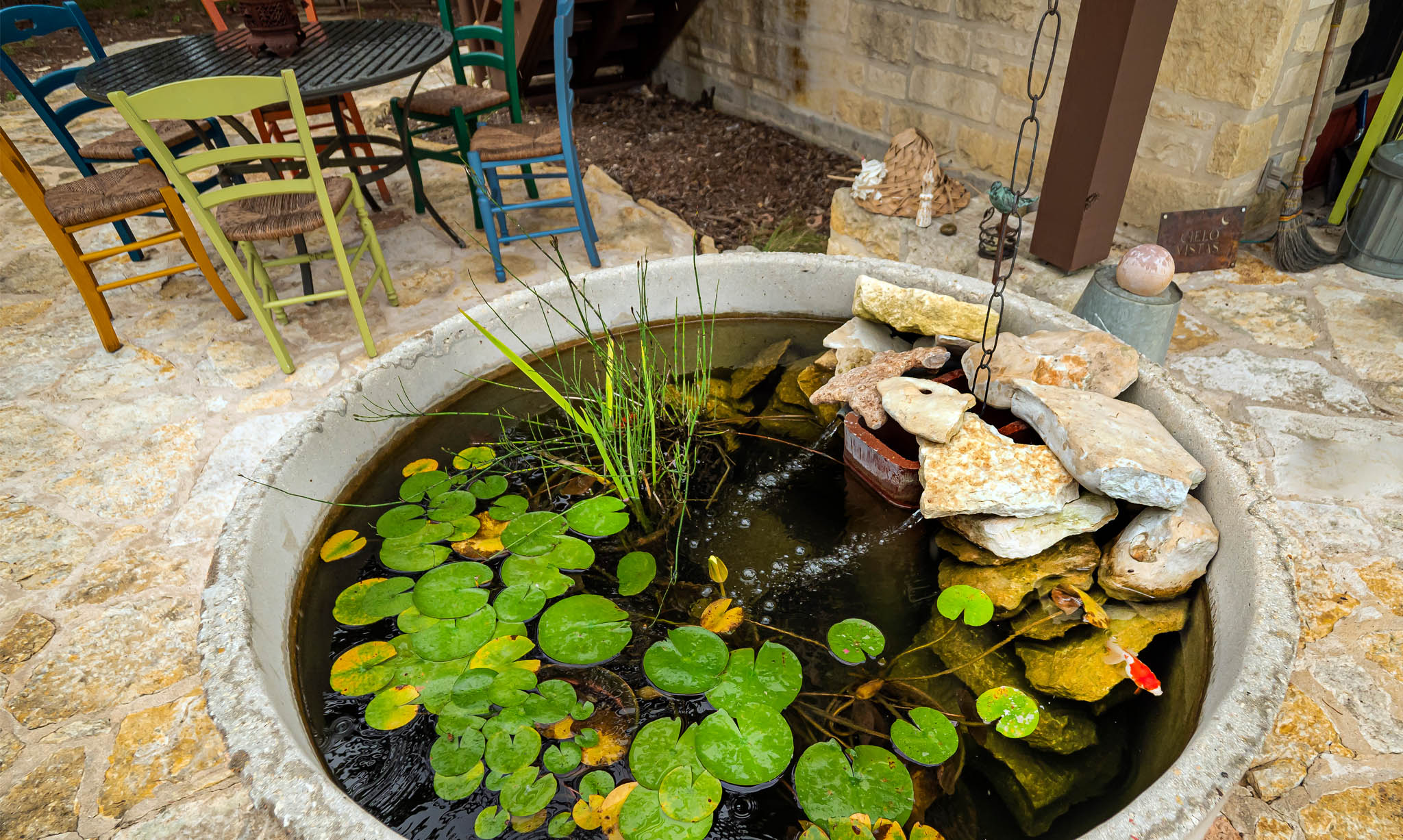 mystic-sky-ranch_all_0011_patio-pond-dining