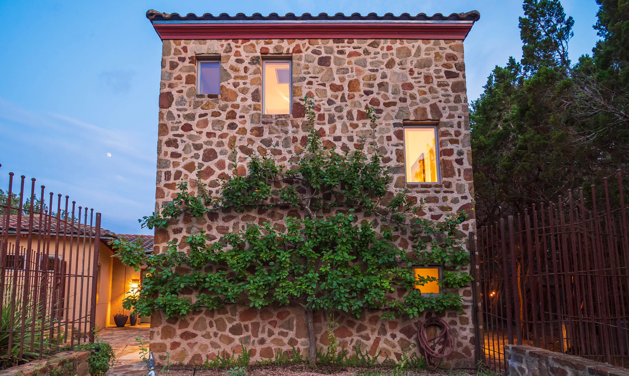 mystic-sky-ranch_all_0021_main-residence-vines