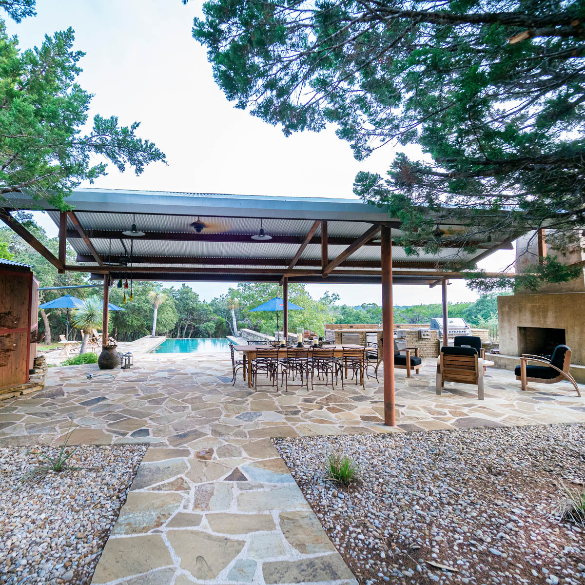 mystic-sky-ranch_pool-deck-dining